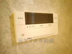 湯量・湯温の設定、そして保温までワンタッチのフルオートバス。便利な追い炊き機能付きです。