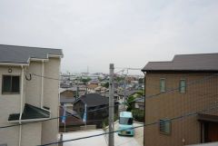 高台の立地で回りに高い建物もなく、眺望、陽当たり良好です。
