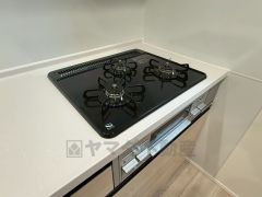 複数の調理を一度に行うことができる3口コンロ。効率よくお料理が出来ます。毎日のお料理も楽しくなりますね＾＾