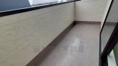 陽当たりの良いバルコニーです。お洗濯やお布団干しはもちろん、日光浴スペースにも。足元は防水工事施工済です。