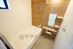 広々1坪タイプの浴槽ユニットでゆったりくつろげるバスルーム。窓、浴室乾燥機付きで換気・雨の日の洗濯もばっちり＾＾