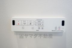 壁リモコンタイプのウォシュレット付き。すっきりした見た目で、トイレ奥の掃除もしやすいです。