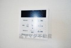 キッチン横からお湯張り、追い炊き、足し湯がボタン一つで楽々操作できる給湯機リモコンです。忙しい夕飯準備の時間帯に重宝しますね。