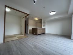 家族が集まる開放的なリビング。思い思いの時間を過ごしたり食事をしたり、素敵な団らんの場になりますね。