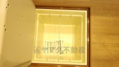 キッチンにある床下収納は、居住スペースを減らさずに買い置きの調味料や非常食などを保管することができます。