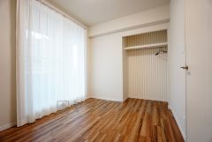 暖かい日差しが差し込む洋室。たっぷり収納できるクローゼット付きでお部屋の中をすっきりと快適に保てます。