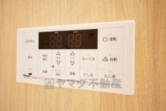 湯量・湯温の設定、そして保温までワンタッチのフルオートバス。便利な追い炊き機能付きです。