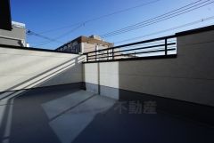 同仕様写真。陽当たりの良いバルコニーです。お洗濯やお布団干しはもちろん、日光浴スペースにも。