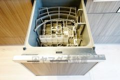 同仕様写真。家事の時間が短縮できるフルオープンで開けやすい食器洗い乾燥機付。食事後に家族とのくつろぎタイムをしっかり取れます。