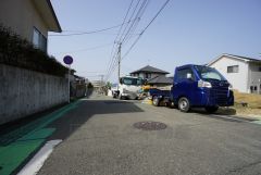 現地（2025年3月25日）撮影。前面道路は広く、車同士がすれ違うスペースが十分にあります。落ち着いた住宅地内で快適な生活を実現してみませんか＾＾