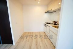 部屋の端に位置する壁付けキッチンは、デッドスペースができにくく、リビング・ダイニングを無駄なく広く活用できます。