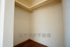 同仕様写真。収納力豊富なウォークインクローゼット。洋服や小物などを1箇所にまとめて美しい収納を実現します。
