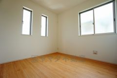 同仕様写真。住む人のこだわりを活かすお部屋です＾＾日当たりがよく、寝室としての利用もおすすめ。