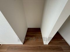 収納力豊富なウォークインクローゼット。洋服や小物などを1箇所にまとめて美しい収納を実現します。スーツケースのような大型の荷物も置けます＾＾