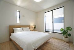 家具はイメージです。主寝室としてお使いいただけそうなこちらのお部屋は、日当たりが良く、爽やかな風を感じて起きる朝は、快適生活の始まりに。