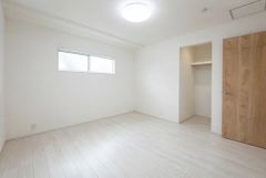 寛ぎの時間を紡ぎだす主寝室は、大型ベッドを置いても余裕の広さを確保しています。インテリアでどんな部屋にするのか考えるのも楽しみです。