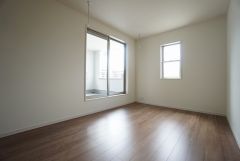 同仕様写真。寛ぎの時間を紡ぎだす主寝室は、大型ベッドを置いても余裕の広さを確保しています。