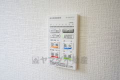 雨の日の洗濯も安心できる浴室暖房乾燥機付き浴室。リモコンで操作もボタン1つで簡単。