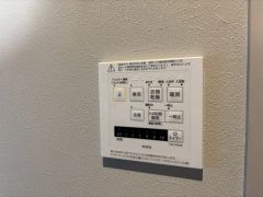 浴室暖房乾燥機付き。天候に左右されず、いつでも好きなときに洗濯物を干せるので、仕事や家事で忙しい方に重宝します。