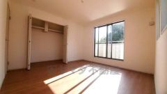 寛ぎの時間を紡ぎだす主寝室は、大型ベッドを置いても余裕の広さを確保しています。