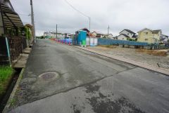 現地（2025年6月9日）撮影。住人以外の車の進入も少なく、小さなお子様を持つご家庭にも安心です。