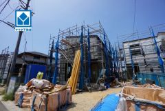 2号棟。現地（2026年8月19日）撮影。広々LDK19帖＾＾WIC、洗面室収納、各居室収納完備＾＾収納スペース大充実です＾＾