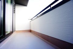 南側に面したバルコニーは日当たり良好です。お洗濯物も気持ちよく干せそうです。日光浴をしたり、星を眺めたりも良いですね^^