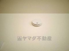 火災による煙や熱を感知して、警報音やブザー等で火災の発生を知らせてくれる火災警報器。