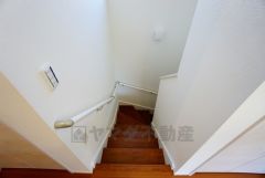 同仕様写真。小さなお子様やご高齢の方でも安心できる、手すり付き階段。段差も低めで設定されており、安全性にも優れています。