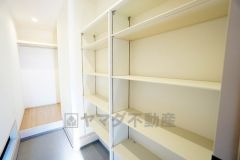 壁一面に設けた大容量のシューズクローゼットは実用性と機能性を兼ね備えています。急な来客でも、いつも整頓された玄関でお出迎えができます。