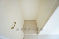 物が散らかりやすいリビングに収納スペースを確保。書類や雑貨をひとまとめにできまるため、お部屋をすっきりさせることが出来ます。