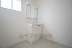 三面鏡つき洗面台。収納も一体型になっているので、ドライヤーやヘアアイロンの置き場に困りません。
