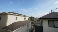 住宅地ですが隣家との高さを変えてバルコニーを設置しているので景色を楽しめるようになっています。また南向きで陽射しも確保しています。