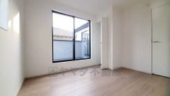 暖かい日差しが差し込む洋室。たっぷり収納できるクローゼット付きでお部屋の中をすっきりと快適に保てます。