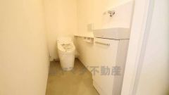 温水洗浄機付トイレです。節水機能もあるので、安心して使えますね。もちろん、1階2階の2ヶ所にトイレがあるので、忙しい朝にもゆとりができますね。