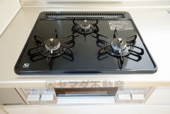 同時にたくさんの料理が調理できる3口コンロ。長時間熱を通しておきたい煮込み料理を作りながら、炒め物など同時進行で進められます。