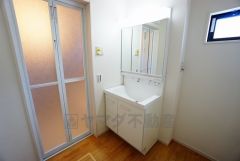 同仕様写真。三面鏡つき洗面台。鏡裏にたっぷりとした収納スペースがあります。鏡を閉めてしまえば小物は見えないため、スッキリとした印象の洗面台にできます。