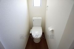 温水洗浄機付トイレです。節水機能もあるので、安心して使えますね。もちろん、1階2階の2ヶ所にトイレがあるので、忙しい朝にもゆとりができますね。