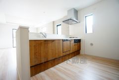 リビングにいるお子様を見守りながらお料理ができる対面キッチン。カウンタートップの汚れもサッと拭き取ることができ、お掃除ラクラク＾＾