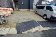 駐車スペースはゆとりある3台分を確保。マイカー用に、お客さま用に、余裕を持ってご利用いただけます。（車種による）