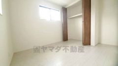 住む人のこだわりを活かす洋室。日当たりがよく、寝室としての利用もおすすめ。広めのクローゼットには荷物をすっきり片付けられ、ゆとりのある暮らしが出来ます＾＾