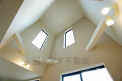 暮らしにゆとりと安らぎを与える開放感いっぱいの吹き抜け。上下階の一体感も家族のふれあいを演出。