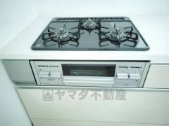 複数の調理を一度に行うことができる3口コンロ。効率よくお料理が出来ます。毎日のお料理も楽しくなりますね＾＾