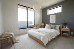 家具はイメージです。寛ぎの時間を紡ぎだす主寝室は、大型ベッドを置いても余裕の広さを確保しています。