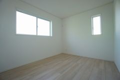 同仕様写真。机やベッドを置いても広々とした空間です＾＾日当たりがよく、子供部屋としての利用もおすすめ。