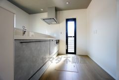 リビングにいるお子様を見守りながらお料理ができる対面キッチン。カウンタートップの汚れもサッと拭き取ることができ、お掃除ラクラク＾＾