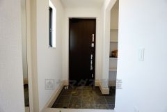 採光も考えられた明るい玄関です。全身鏡付きで、お出かけ前にコーディネートのチェックが出来ますね。