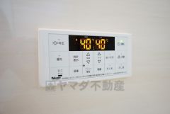 湯量・湯温の設定、そして保温までワンタッチのフルオートバス。便利な追い炊き機能付きです。