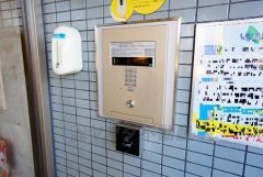 オートロックは、外部の人が自由に建物内に出入りできないため、不審者の侵入防止効果があります。