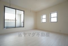 同仕様写真。ご夫婦お二人のプライベートシーンを演出する寝室は、大容量のウォークインクローゼット付き。